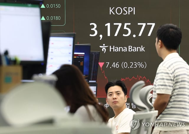 This photo shows the dealing room of Hana Bank in central Seoul on July 11, 2025. (Yonhap)