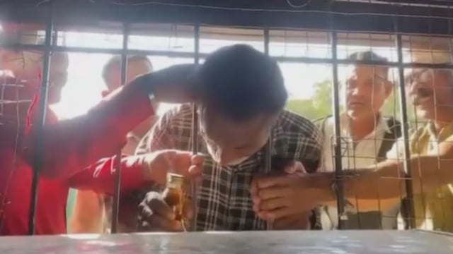 Viral Video: Drunk Man Traps His Head In The Iron Grill Of Liquor Shop While Taking The Bottle, Freed After Long Efforts