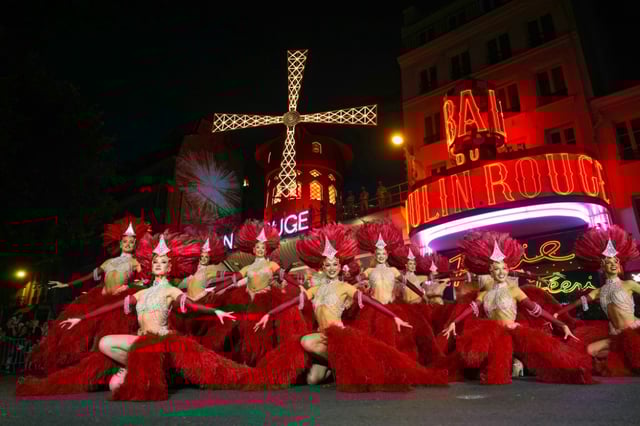 Ein Pariser Wahrzeichen ist wieder intakt: Auf dem Dach des legendären Pariser Cabarets Moulin Rouge drehen sich die Windmühlenflügel wieder, die vor gut einem Jahr wegen eines technischen Defekts auf die Straße gestürzt waren.