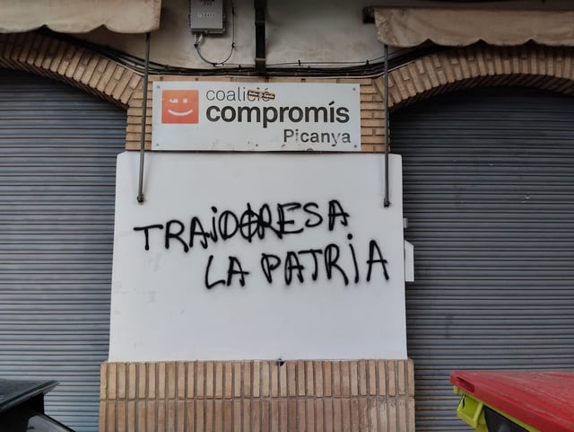 Pintadas en la sede de Compromís per Picanya