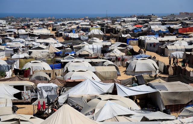 Des Palestiniens déplacés s’abritent dans un camp de tentes, à Khan Younis dans le sud de la bande de Gaza le 9 juillet 2025.