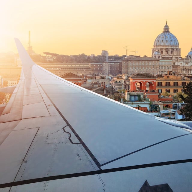 Urlaub in Italien: Flugzeug im Landeanflug auf Rom