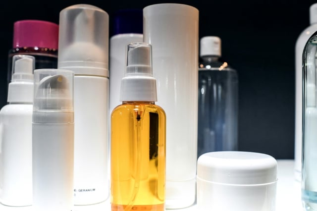 Loin des bons plans mis en avant, les "dupes" en cosmétiques - des copies plus ou moins discrètes de soins, maquillages ou crèmes solaires de marques - vendus à petits prix sur Internet peuvent se révéler dangereux pour la santé