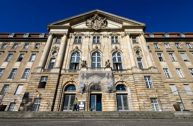 Deutsche Gerichte sind für Klagen gegen das soziale Netzwerk X international nicht zuständig, wenn es sich nicht ausdrücklich um Verbraucherklagen handelt. Das entschied das Berliner Kammergericht in einem Berufungsverfahren zweier Klägerinnen.