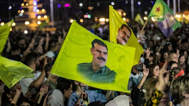 Am 9. Juli 2025 versammeln sich Anhänger in Qamischli, um eine Fernsehansprache des inhaftierten PKK-Gründers Abdullah Öcalan zu verfolgen.
