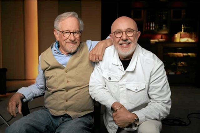 Steven Spielberg et Laurent Bouzereau, réalisateur français du documentaire <em>Les Dents de la mer : les secrets d'un film culte. </em>Disponible à partir du 11 juillet sur Disney+ et diffusion le 13 juillet sur National Geographic.
