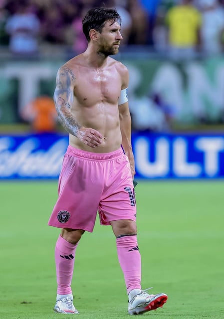 Leo Messi, en un partit amb l’Inter Miami; a la dreta, Luis Enrique dirigeix els  jugadors del PSG.  | HARRY HOW / AFP