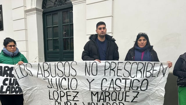 Denunciante. Batallán en la manifestación afuera de la Corte.