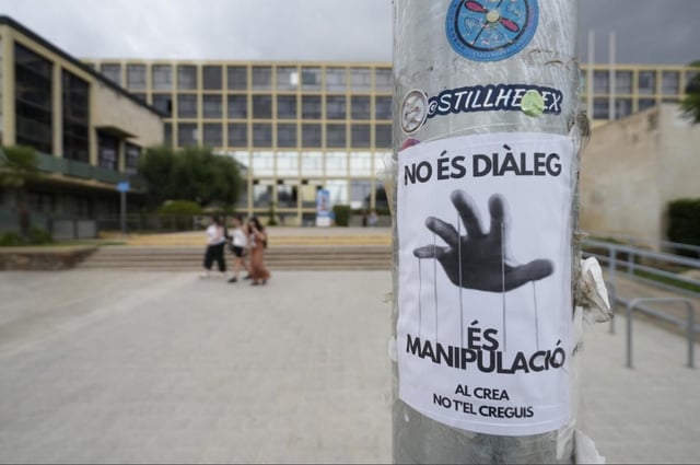 Uno de los carteles que inundan la Facultat d'Economia i Empresa de la Universitat de Barcelona, esta mañana