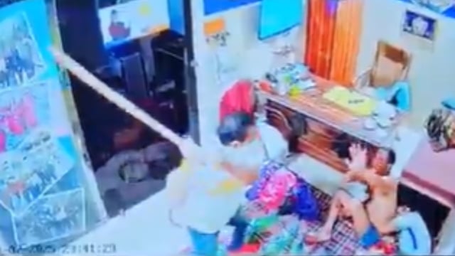 Caught on CCTV: Four Men Assault Travel Agents in Rohini Over Business Rivalry
