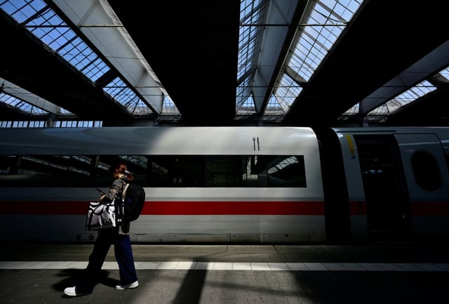 Die Deutsche Bahn darf den Verkauf von Tickets nicht an die verpflichtende Angabe einer E-Mail-Adresse oder Handynummer knüpfen. Die Bahn habe kein überwiegendes berechtigtes Interesse an diesen Daten, urteilte das Oberlandesgericht Frankfurt.
