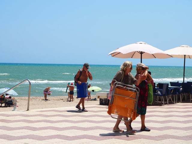 Bañistas en el Perelló, ayer.