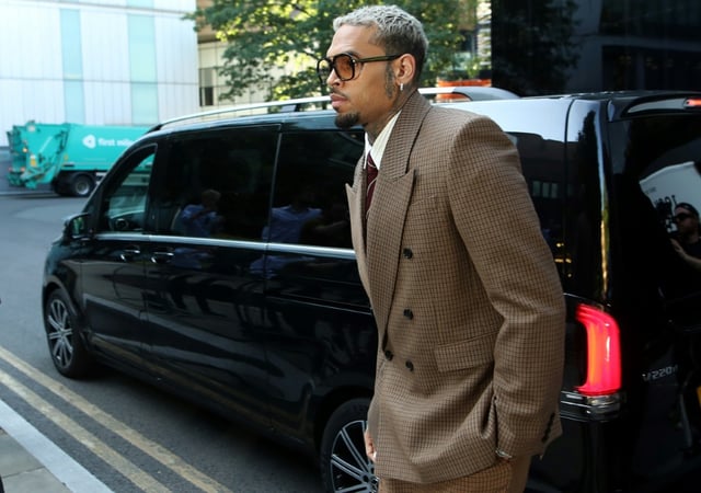 Im Verfahren wegen eines tätlichen Angriffs in einem Nachtklub hat der US-Sänger Chris Brown vor einem britischen Gericht in weiteren Anklagepunkten auf nicht schuldig plädiert.
