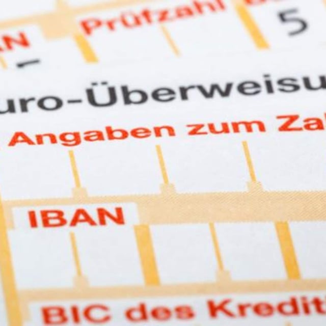 Die EU will mit einer neuen Verordnung gegen Betrug bei Banküberweisungen vorgehen. Ab Oktober müssen Banken in der Eurozone den Namen des Empfängers mit der IBAN abgleichen. Die Regelung soll Verbraucher besser schützen - könnte aber auch zu neuen Problemen führen.