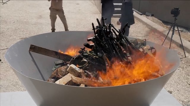En Irak, une trentaine de combattants du PKK mettent le feu à leurs armes en signe de désarmement
