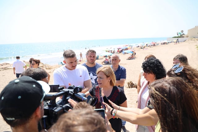 Pilar Bernabé, junto a la alcaldesa de Tavernes, Lara Romero, y el primer edil de Cullera, Jordi Mayor, en la Goleta