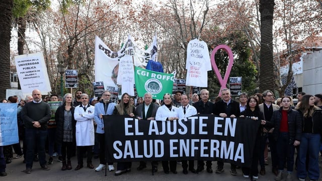 Abrazo simbólico contra el recorte presupuestario al Instituto de Oncología “Ángel H. Roffo”.