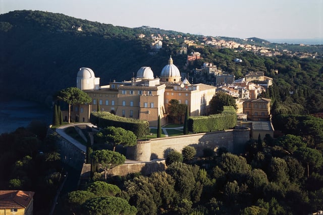 Vista aérea del Palacio Papal o Palacio Apostólico de Castel Gandolfo, Lacio, Italia.