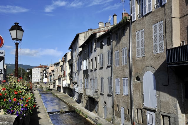 Der Fluss Dore fließt mitten durch die Altstadt von Ambert