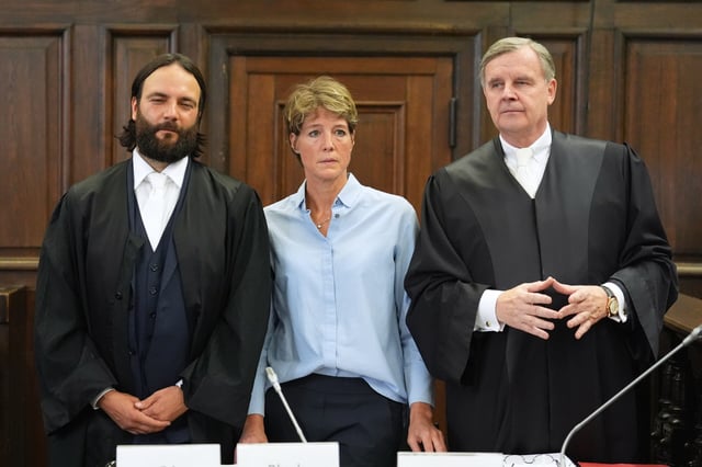 Christina Block neben ihren Verteidigern Otmar Kury (r) und Ingo Bott