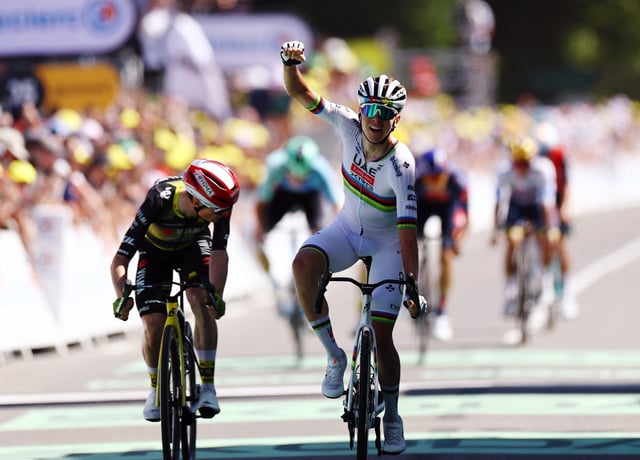 Cycling - Tour de France - Stage 7 - Saint-Malo to Mur-De-Bretagne Guerledan - Saint-Malo, France - July 11, 2025 UAE Team Emirates XRG's Tadej Pogacar celebrates winning stage 7 followed by Team Visma | Lease a Bike's Jonas Vingegaard REUTERS/Sarah Meyssonnier
