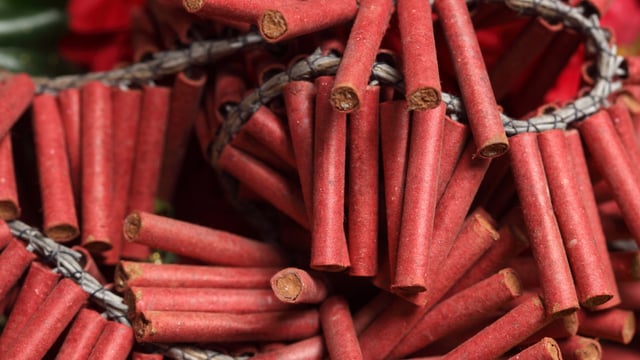 Delhi Cracks Down on Online Firecracker Sales Amid Pollution Concerns