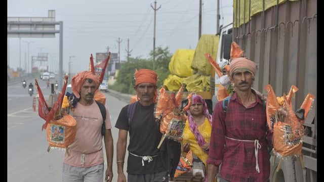 Kanwarias in Ghaziabad, carrying Ganga water from Haridwar, going towards Rajasthan, on Friday. (Sakib Ali/HT Photo)