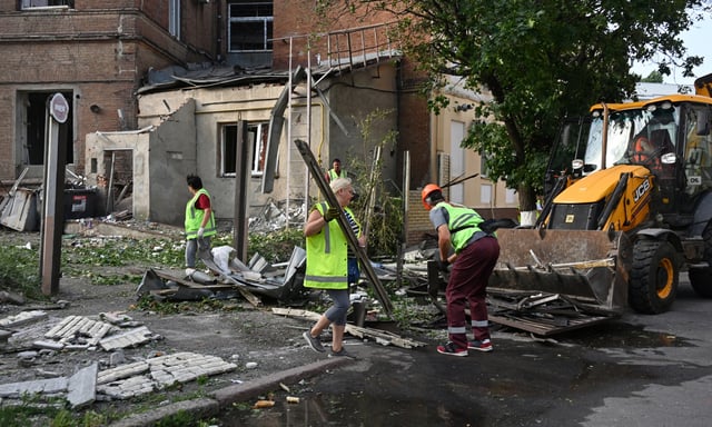 Déblayage des destructions après un bombardement à Odessa le 11 juillet.