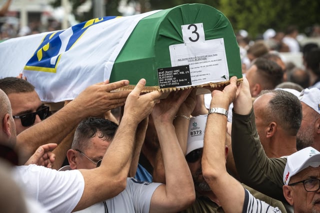A l’occasion du 30e anniversaire du massacre de Srebrenica, des milliers de personnes se sont rassemblées à Srebrenica le 11 juillet pour commémorer le génocide commis il y a 30 ans par les forces serbes de Bosnie.