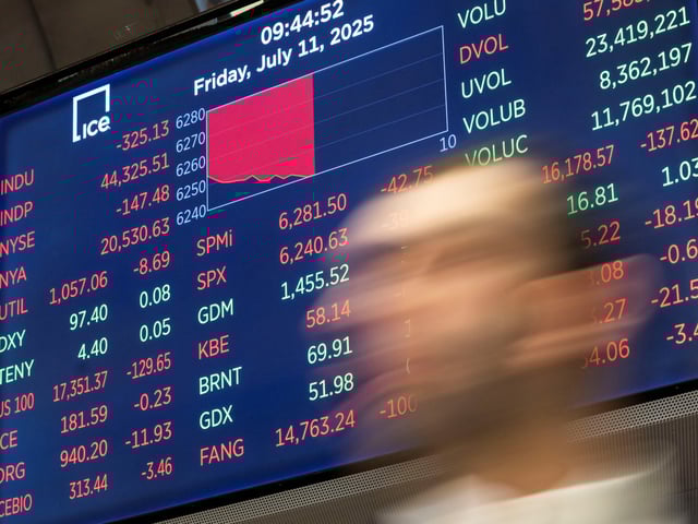 NEW YORK (United States), 11/07/2025.- A person walks by a sceen showing the Dow Jones industrial average at the Opening Bell on the floor of the New York Stock Exchange in New York, New York, USA, 11 July 2025. Investors are continuing to react to the Trump administration’s evolving tariff deals with global trading partners. (Nueva York) EFE/EPA/JUSTIN LANE