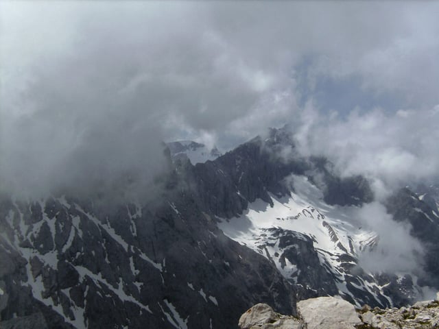 Auf dem Weg zur Zugspitze können Stürze in Gletscherspalten schnell tödlich enden. Vor allem, wenn es neblig ist.