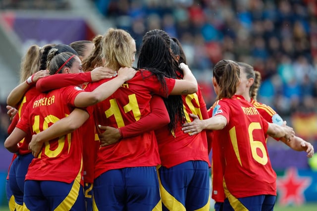 La centrocampista española Alexia Putellas (c) celebra junto a sus compañeras tras marcar el 6-2 durante el partido de la segunda jornada de la fase de grupos de la Eurocopa 2025 entre la selección de España y la selección de Bélgica, este lunes en el Stockhorn Arena en Thun, Suiza.
