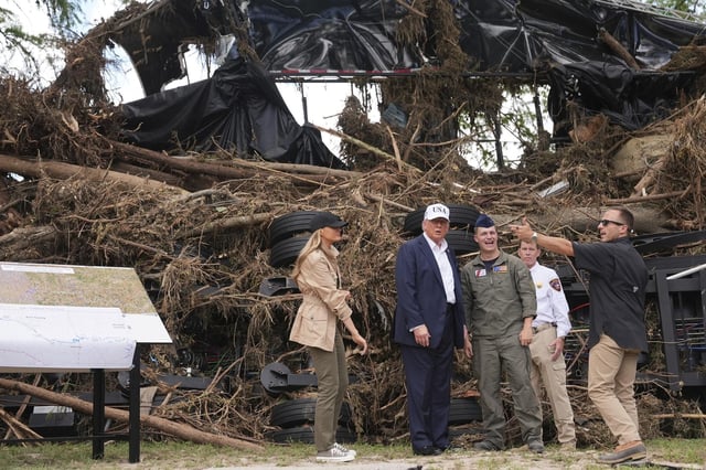 Melania y Donald Trump escuchas las explicaciones de responsables de la gestión de las inundaciones de Texas, este viernes en Kerrville.