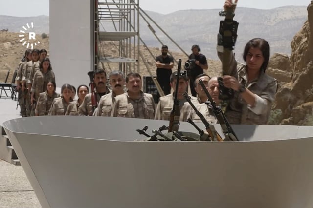 Esta captura de pantalla de un video publicado por Rudy TV muestra a combatientes del PPK durante una ceremonia simbólica de desarme como parte del proceso de paz con Turquía, en la gobernación de Sulaymaniyah, en la región kurda semiautónoma de Irak, el viernes 11 de julio de 2025