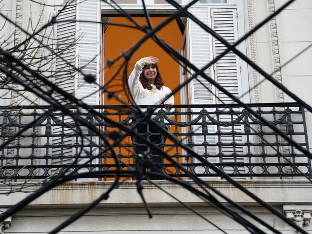 Cristina Fernández de Kirchner sale a saludar al balcón su casa en San José 1111 el día la independencia 
Fotos Emmanuel - FTP CLARIN EMA09628_1.JPG Z EFernandz Efernandez