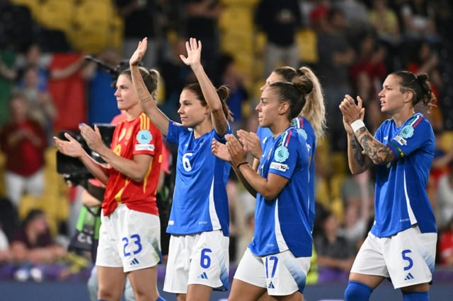 Battues mais qualifiées, les Italiennes joueront les quarts de finale de l'Euro-2025 de football en Suisse malgré leur défaite 2-1 face aux championnes du monde espagnoles le 11 juillet 2025 à Berne