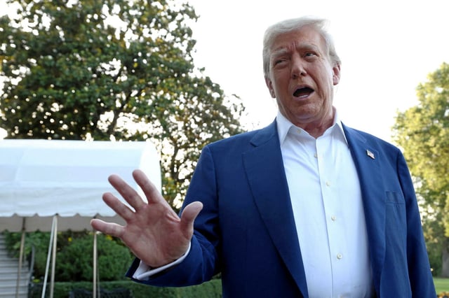 Donald Trump s'adresse aux médias avant de monter à bord de Marine One pour assister au sommet de l'OTAN à La Haye, aux Pays-Bas, depuis la pelouse sud de la Maison Blanche à Washington.

