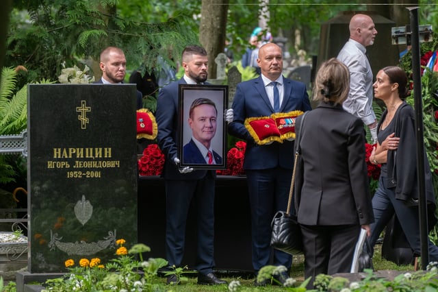El funeral del ministro ruso Roman Starovoit, en el cementerio de Smolensk