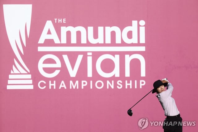 Lee So-mi of South Korea tees off during the second round of the Amundi Evian Championship at Evian Resort Golf Club, in Evian-Les-Bains, France, on July 11, 2025, in this AFP photo. (Yonhap)