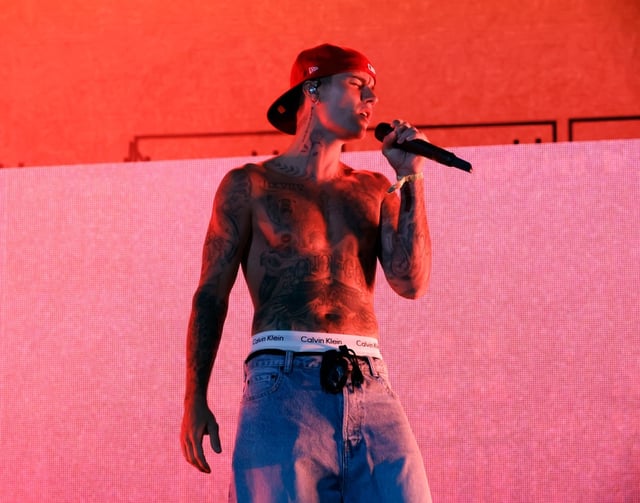 INDIO, CALIFORNIA - APRIL 15: Justin Bieber performs with Daniel Caesar onstage at the Coachella Stage during the 2022 Coachella Valley Music And Arts Festival on April 15, 2022 in Indio, California. (Photo by Kevin Winter/Getty Images for Coachella)