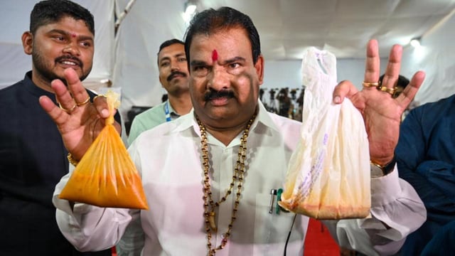 MLA Sanjay Gaikwad came to the state assembly on Wednesday with the ‘stale daal’ he was served the previous night. (Raju Shinde/HT Photo) (Raju Shinde)