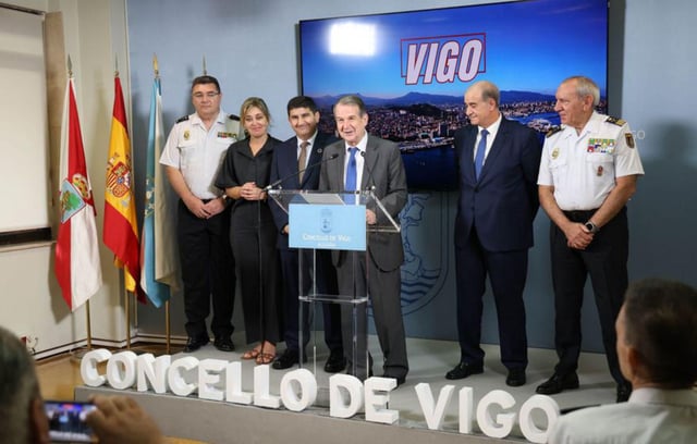 Caballero, junto al director general de la Policía Nacional,  el delegado del Gobierno en Galicia, la concejala de  seguridad y altos cargos de la Policía Nacional. |  Alba Villar