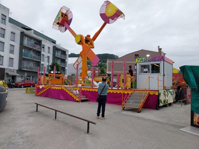 Los técnicos controlan ayer el funcionamiento de la atracción del «martillo» dentro de las atracciones de las fiestas de la Virgen del Carmen en Bueu.