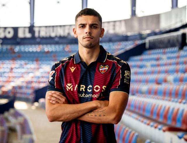 El defensor argentino Matías Moreno posó ayer con la camiseta del Levante UD en Orriols. | LEVANTE UD