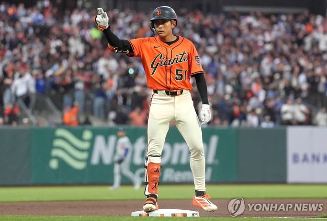 Lee Jung-hoo of the San Francisco Giants celebrates after hitting a triple against the Los Angeles Dodgers during the teams' Major League Baseball regular-season game at Oracle Park in San Francisco on July 11, 2025, in this Getty Images photo. (Yonhap)