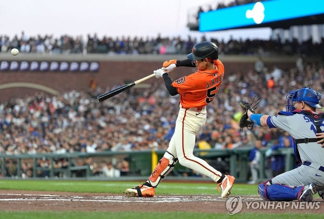 Lee Jung-hoo of the San Francisco Giants hits a triple against the Los Angeles Dodgers during the teams' Major League Baseball regular-season game at Oracle Park in San Francisco on July 11, 2025, in this Getty Images photo. (Yonhap)