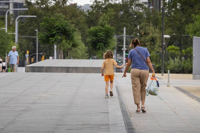Una niña camina por el monumento, convertido ya en una pieza de secano.
