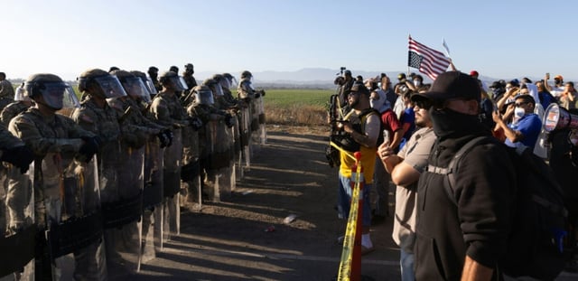 La garde nationale californienne face à des manifestants après une descente de la police de l'immigration près de Los Angeles, le 10 juillet 2025