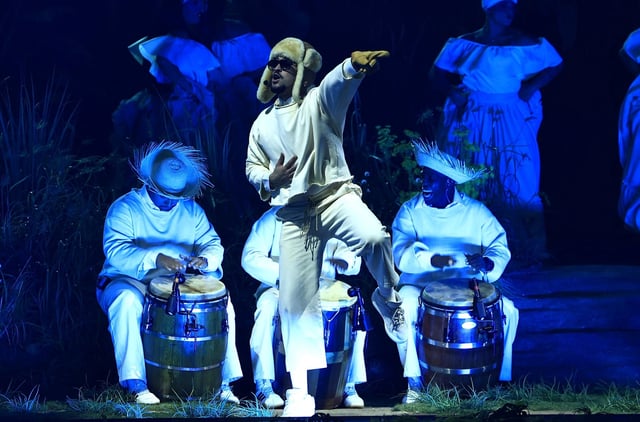 El cantante puertorriqueño Bad Bunny se presenta durante el primero de sus 30 conciertos este viernes en el Coliseo de Puerto Rico en San Juan