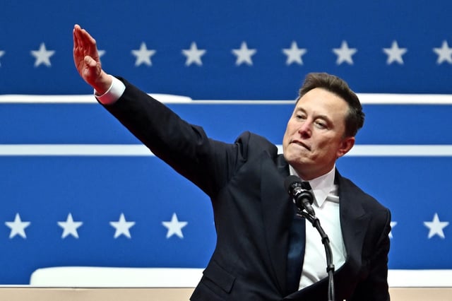 El magnate Elon Musk, el hombre más rico del mundo, hace el saludo fascista para celebrar la victoria presidencial de Trump.